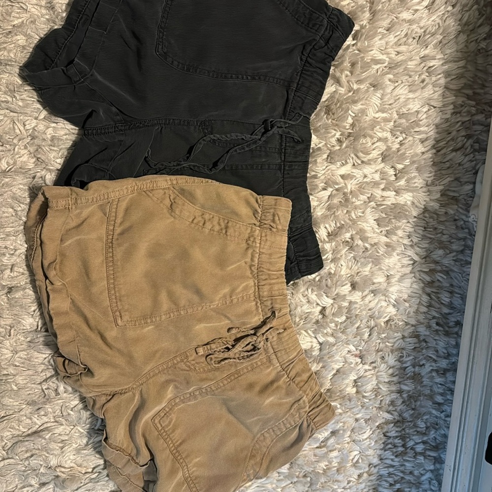 2 pairs of Gap shorts size xs